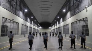 ONG documenta que 261 personas han muerto en prisión durante el régimen de excepción en El Salvador