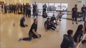 El príncipe Harry participa en un partido de voleibol sentado con veteranos