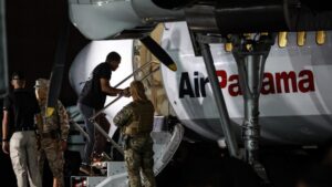 Panamá deporta a 30 migrantes ecuatorianos que cruzaron selva del Darién