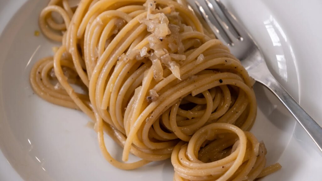 Pasta con salsa de mantequilla y anchoas, una receta típica de Venecia deliciosa y barata