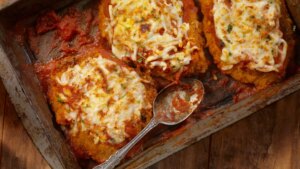 Pollo a la parmesana, una receta barata y muy original para hacer con esta carne un plato exquisito