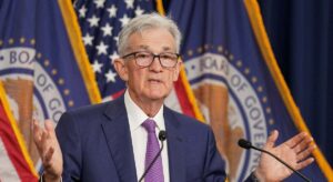 Powell da por controlada la inflación y proclama un giro hacia el empleo inaugurando la 'era de los recortes'