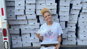 Profesora les regaló a sus estudiantes más de 100 pares de zapatillas deportivas