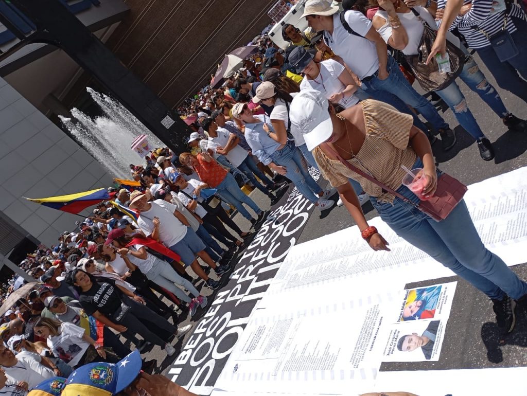 Protesta masiva en Caracas desafió el solazo y el despliegue policial para escuchar a María Corina Machado con copias de las actas de votación