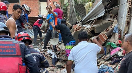 Rescatan a una mujer que se encontraba bajo los escombros por explosión en Petare