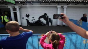 Retiran pintura del artista callejero Banksy en el Zoo de Londres para «salvaguardarla»