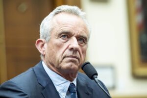 Robert F. Kennedy Jr. da su apoyo a Trump tras suspender su campaña a la Casa Blanca