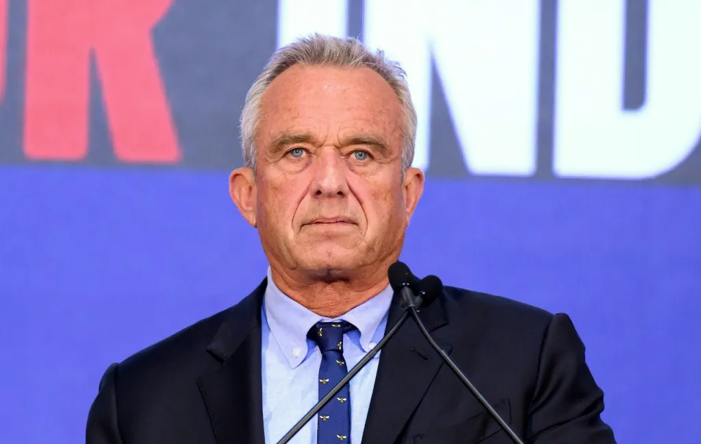Robert F. Kennedy Jr suspende su campaña a la presidencia y apoya a Donald Trump - AlbertoNews