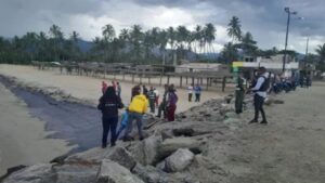 Se mantienen los trabajos de limpieza en playas de Carabobo por derrame petrolero