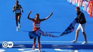 Sifan Hassan logra oro olímpico en maratón, establece récord – DW – 11/08/2024
