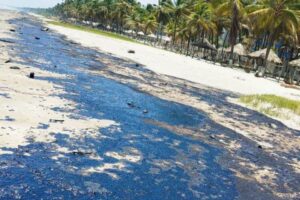 Sigue el derrame petrolero en costas occidentales y Pdvsa aún no informa las causas