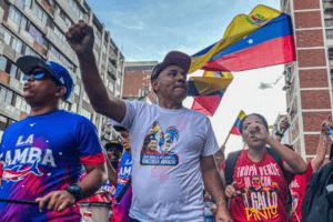 Simpatizantes del oficialismo lideran marcha en respaldo a Maduro