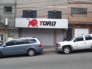 Tiendas para motorizados cerradas y otras esperan mercancía