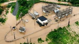 Tormenta Ernesto se intensifica y vuelve a ser huracán al alejarse de las Islas Bermudas