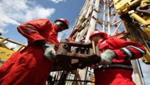 Trabajadores petroleros piden a las autoridades revisar contrataciones colectivas