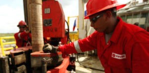 Trabajadores petroleros piden revisar contrataciones colectivas