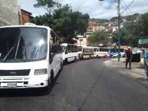 Transportistas de La Guaira: Mantener los buses no es nada fácil