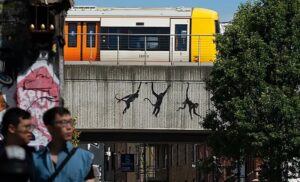 Tres monos protagonizan la tercera obra de Banksy en Londres en tres días consecutivos - AlbertoNews