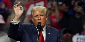 Trump amenaza con no comparecer en el debate con Harris y las dos campañas se pelean por los micrófonos
