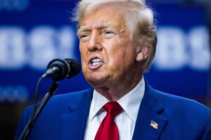 Trump celebra protegido por vidrio antibalas su primer mitin al aire libre tras el ataque