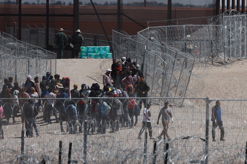 Trump criticó la gestión de Biden en la frontera entre México y EE.UU.: "Si soy elegido, vamos a tener la deportación más grande de la historia" - AlbertoNews