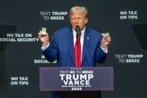Trump intenta dividir a demócratas antes de la Convención Nacional