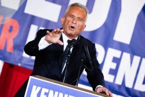 Trump no descarta integrar a su Gobierno al candidato independiente Robert Kennedy - AlbertoNews