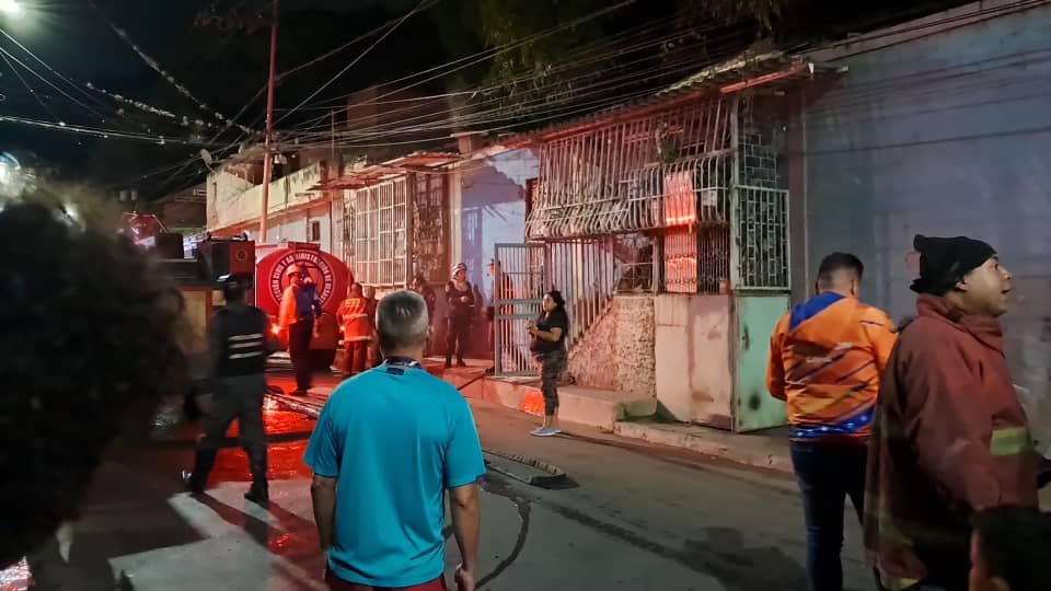 ÚLTIMA HORA | Se incendió una vivienda en la parroquia la Vega: ""No se reportan heridos de gravedad, paramédicos atienden a una persona con quemaduras en un brazo" (Fotos y video) - AlbertoNews