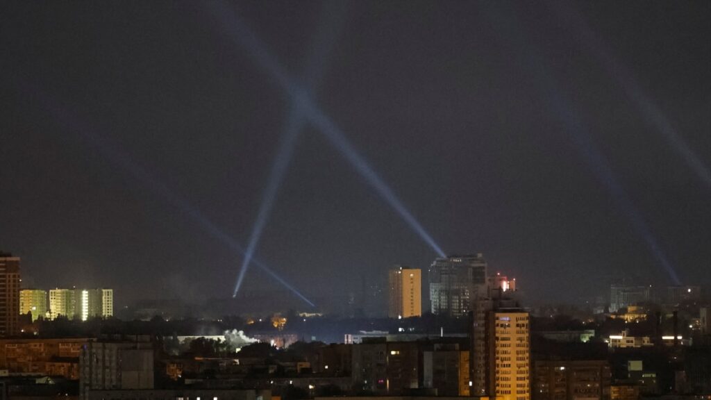 Ucrania dice que derribó 60 de los 74 drones que Rusia usó en ataques nocturnos