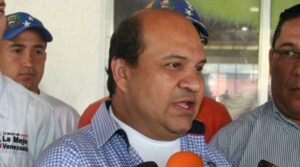 Un periodista y tres militantes de PJ
