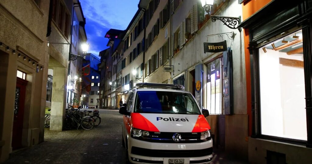 Una mujer se queda sin carnet de conducir por no dejar pasar a la policía durante una intervención de urgencia