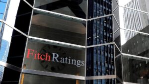 Uruguay se aleja de cumplir su meta fiscal, señala Fitch