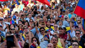 Cientos de venezolanos participan en una manifestación en apoyo a la movilización nacional convocada por la oposición a Nicolás Maduro para reclamar la victoria en los comicios del pasado 28 de julio, este sábado en Santa Cruz de Tenerife