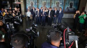 Varios dirigentes opositores acuden a la cita del Supremo para la revisión del resultado electoral