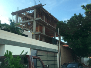 Vecinos de La Lago en Maracaibo, exigen demolición de construcción que presuntamente viola normativa municipal