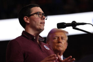 Venezolano subió al escenario durante mitin de Trump para relatar los "peligros del socialismo"