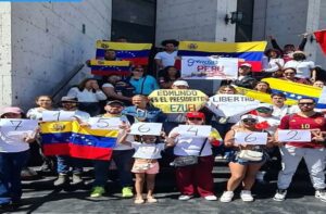 Venezolanos se reúnen en Lima para protestar contra el fraude electoral - AlbertoNews