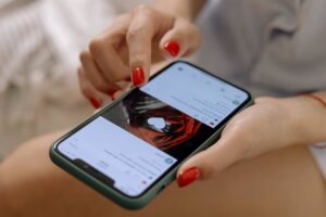 Ver muchos vídeos en las redes sociales no te quita el aburrimiento, ¡lo aumenta!