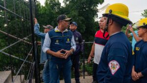 cierran puente peatonal con mallas metálicas por riesgo de colpaso