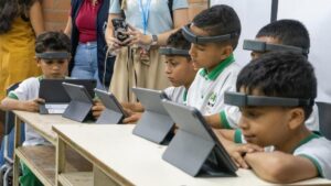 con tecnológicas diademas estudiantes fortalecen sus capacidades cognitivas