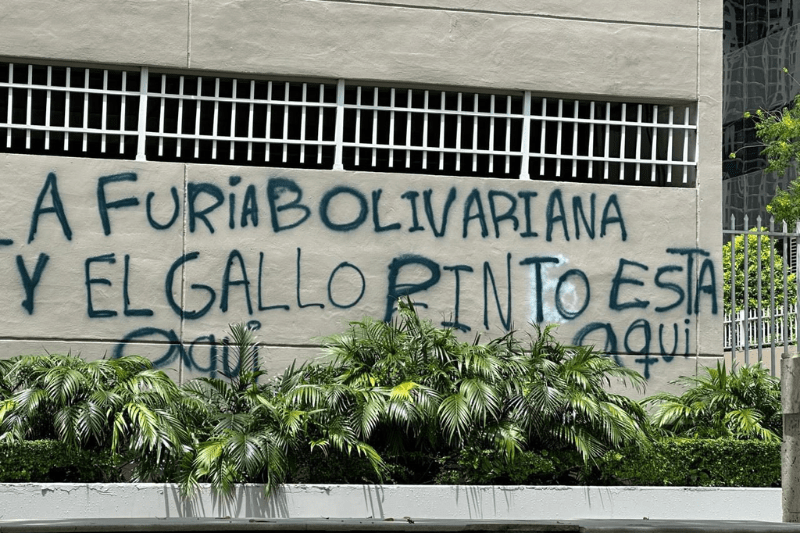 desconocidos pintaron un edificio en Brickell con mensajes alusivos al chavismo