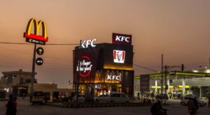 el 'fast food' se vacía y se lanza a una batalla de precios