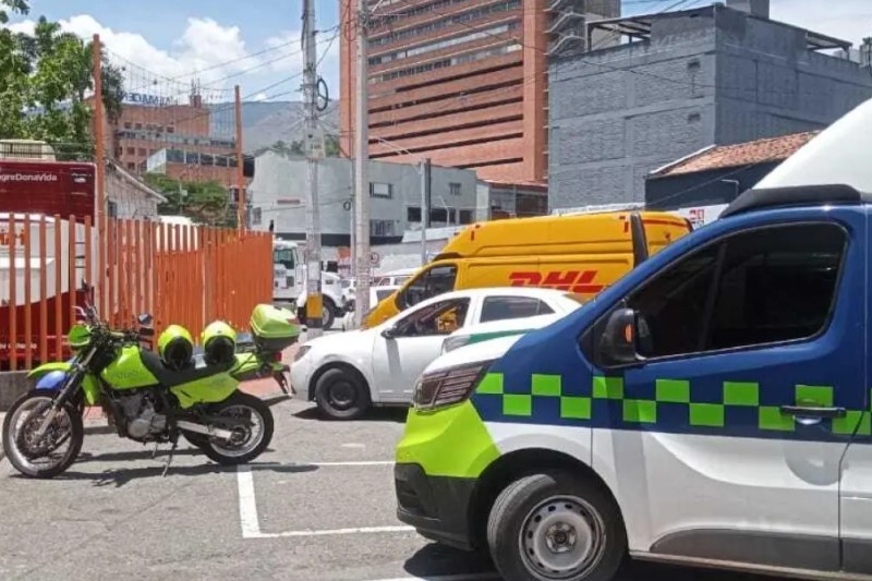 estaba lanzándose a los vehículos que pasaban en vía de Medellín