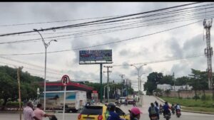 instalan vallas en las calles con el rostro de los más criminales buscados