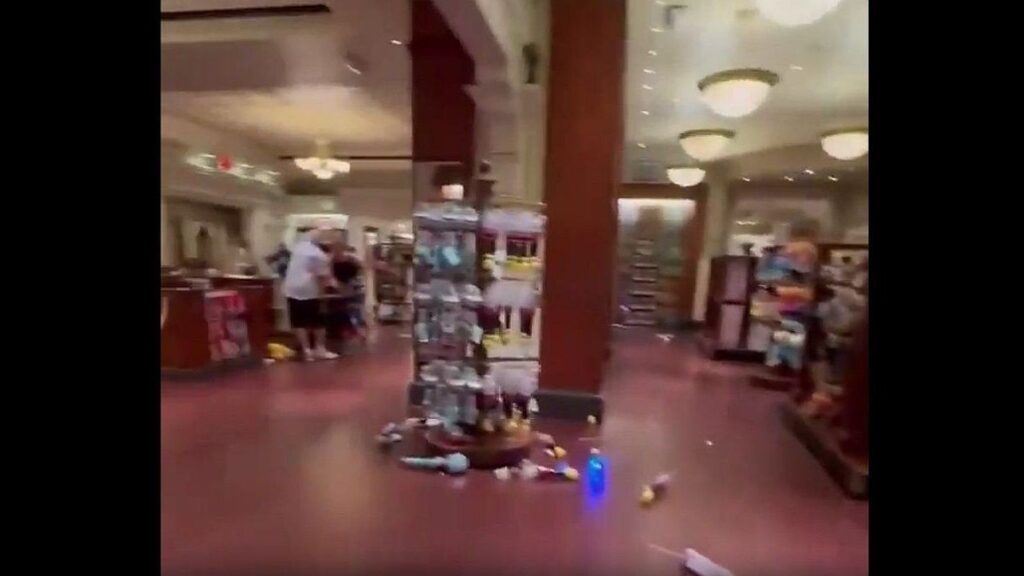la explosión de un globo desata confusión, corridas y caos