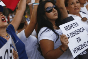 la mayoría son hombres y hay 107 adolescentes en la lista