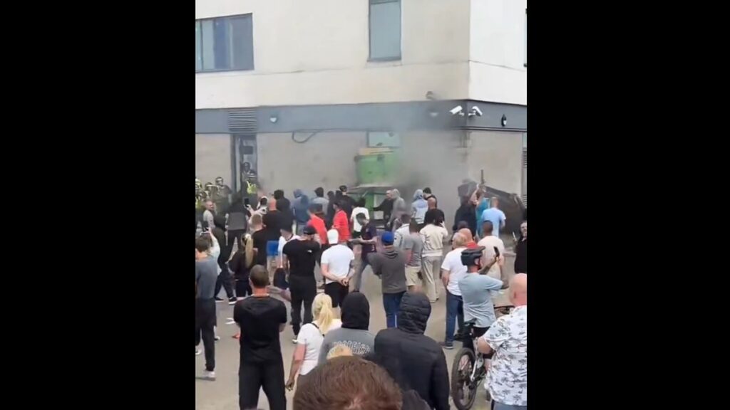 manifestantes de ultraderecha atacaron un hotel para refugiados y se extienden las protestas