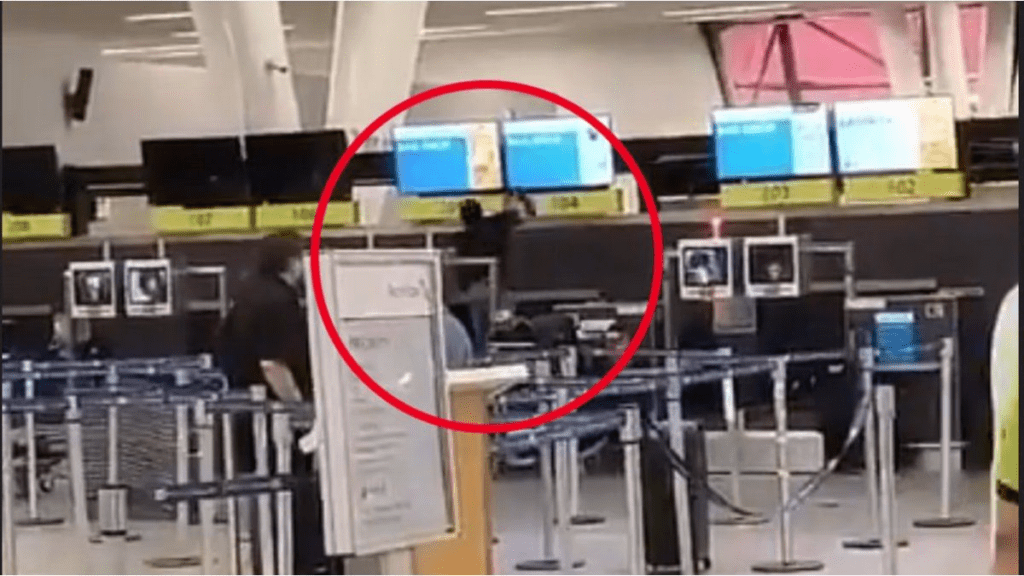 no lo dejaron abordar un vuelo y rompió todo con un martillo