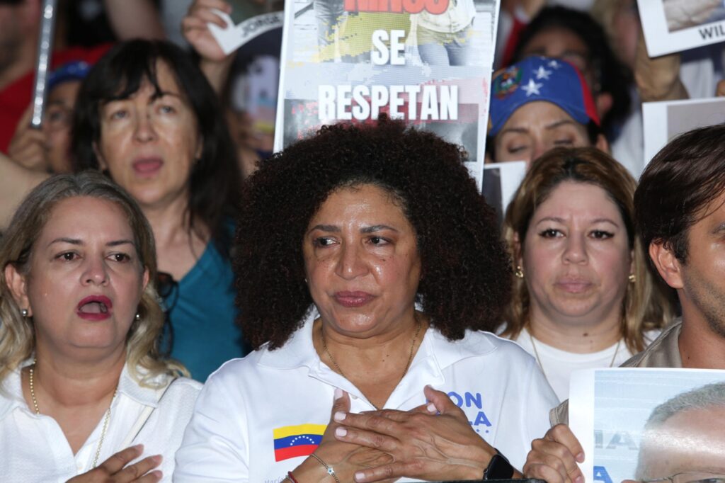 pidieron una orden de captura contra Maduro e intervención extranjera militar