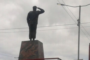 santero explica el misterio que estaría detrás de las estatuas de Hugo Chávez (+Análisis)